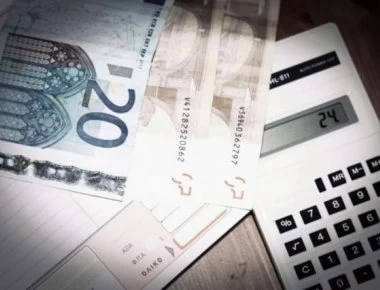 Αναδρομικά: Πότε και πώς θα πληρωθούν – Τα ποσά, τα σενάρια και τα δώρα